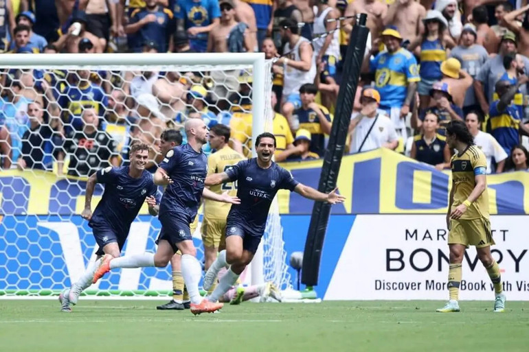 Thành viên trong đội Auckland City chạy theo Gray để ăn mừng. (Ảnh: CWC) 4.jpg