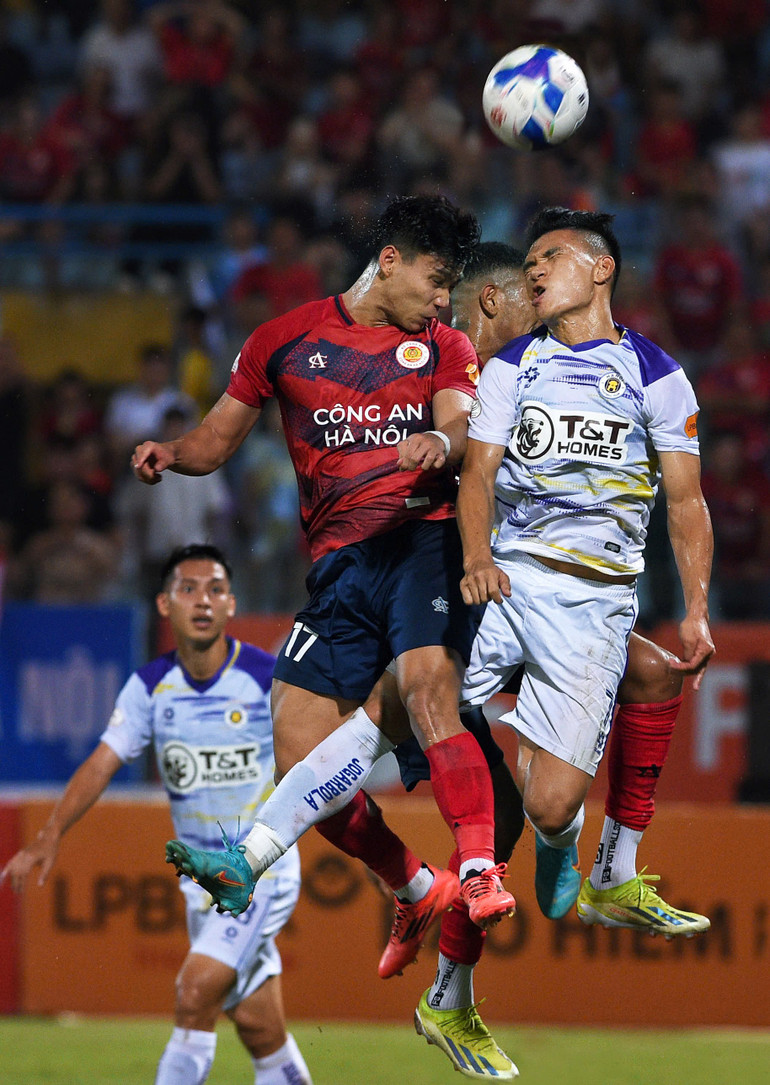 Heftiger Ballkampf zwischen Spielern der Polizei von Hanoi (rotes Trikot) und dem Hanoi FC. (Foto: TRAN HAI) z7087537417491-323abfc25718e7c21280521a5b09617d.jpg