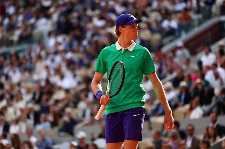 Jannik Sinner nhập cuộc rất tốt. (Ảnh: FFT) aexel7h8wn-lv4rp-mah19550janniksinnerfinalesimplemessieursroland-garros2025-copy.jpg