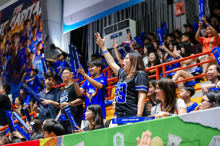 Người hâm mộ phấn khích trước pha 3 điểm của Hanoi Buffaloes. (Ảnh: VBA) 2-nguoi-ham-mo-phan-khich-truoc-pha-3-diem-cua-hanoi-buffaloes.jpg