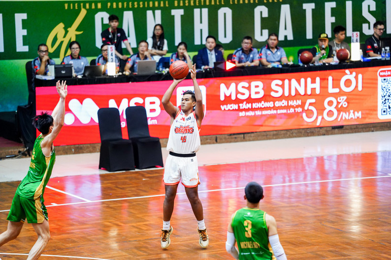 Lâm Minh Duy tỏa sáng ở vạch 3 điểm giúp Danang Dragons vùng lên ở hiệp 3. (Ảnh: VBA) 3-lam-minh-duy-toa-sang-o-vach-3-diem-giup-danang-dragons-vung-len-o-hiep-3.jpg