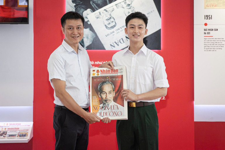 Phó Trưởng ban Nhân Dân điện tử Hoàng Nhật trao phần thưởng cho người tham gia. 759030901eeda9b3f0fc1.jpg