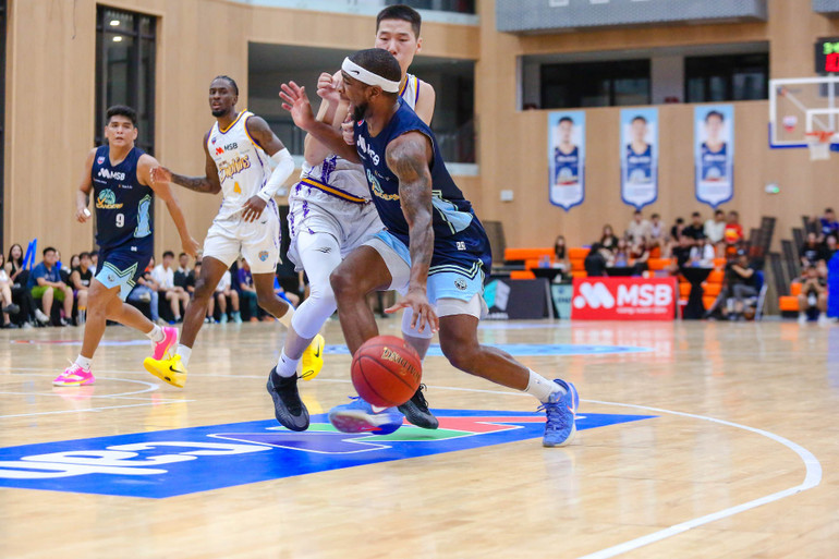 Jermale Jones dẫn bóng đột phá cho V Islanders. (Ảnh: VBA) 2jermale-jones-dan-bong-dot-pha-cho-v-islanders.jpg