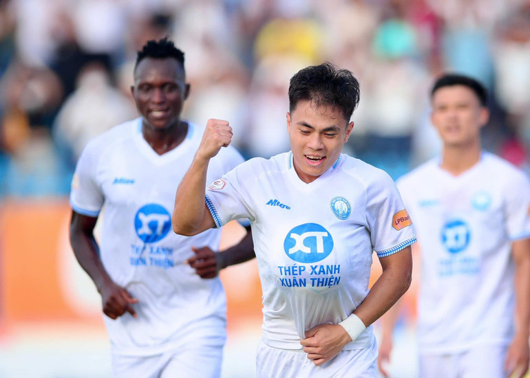 Hoàng Anh mở tỷ số cho đội khách. (Ảnh: Thép Xanh Nam Định FC) 506481915-1352614473073102-8450476847891763423-n.jpg