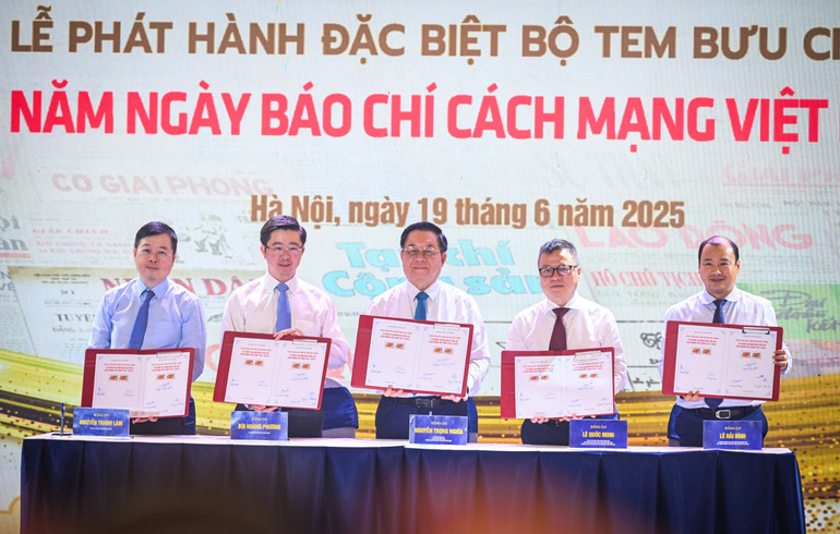 Các đại biểu thực hiện nghi thức ký phát hành bộ tem. (Ảnh: THÀNH ĐẠT) 8c0946abf8dd4f8316cc26.jpg