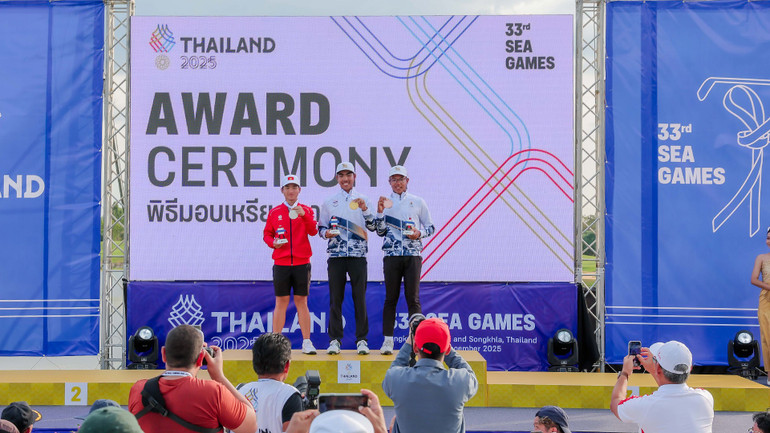 Nguyen Anh Minh získal stříbrnou medaili v individuální soutěži mužů. (Foto: VGA) trao-giai-ca-nhan-nam-copy.jpg