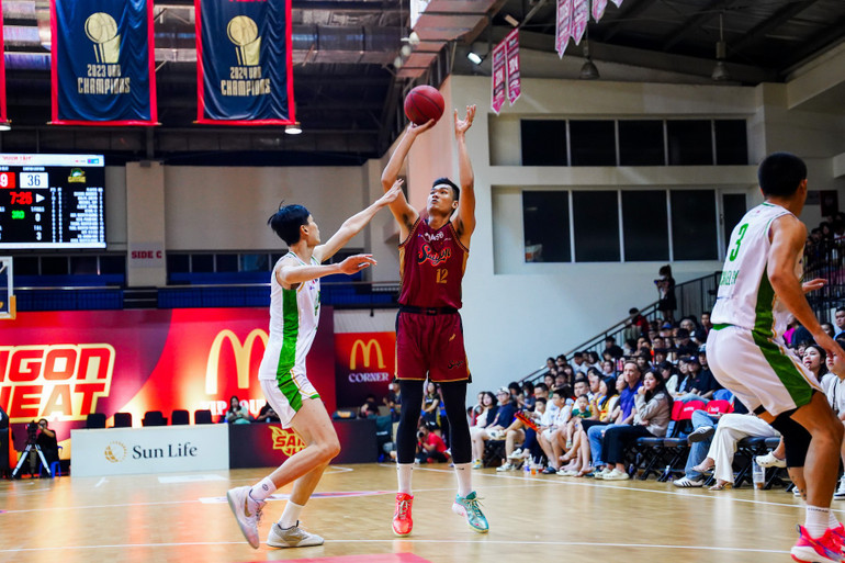 Phú Vinh tỏa sáng giúp Saigon Heat đoạt chiến thắng. (Ảnh: VBA) 1-nguyen-huynh-phu-vinh-co-hai-pha-nem-3-diem-chi-mang-o-hiep-cuoi-giup-saigon-heat-doat-chien-thang.jpg