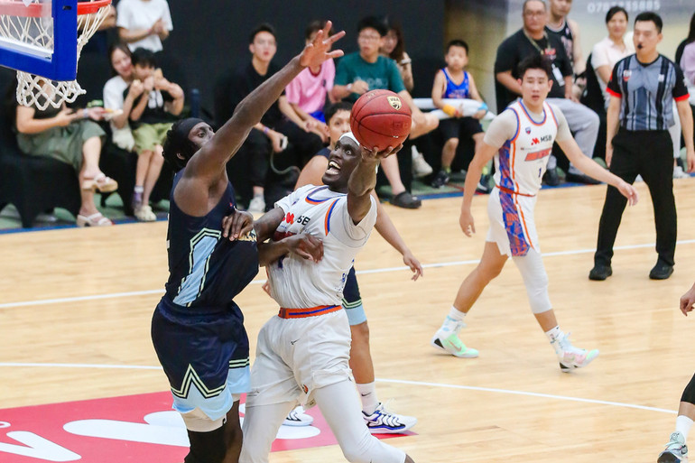 Tamyrik Fields (Hanoi Buffaloes) lên rổ trước áp lực phòng ngự của Alioune Tew. (Ảnh: VBA) 3-tamyrik-fields-hanoi-buffaloes-len-ro-truoc-ap-luc-phong-ngu-cua-alioune-tew-copy.jpg