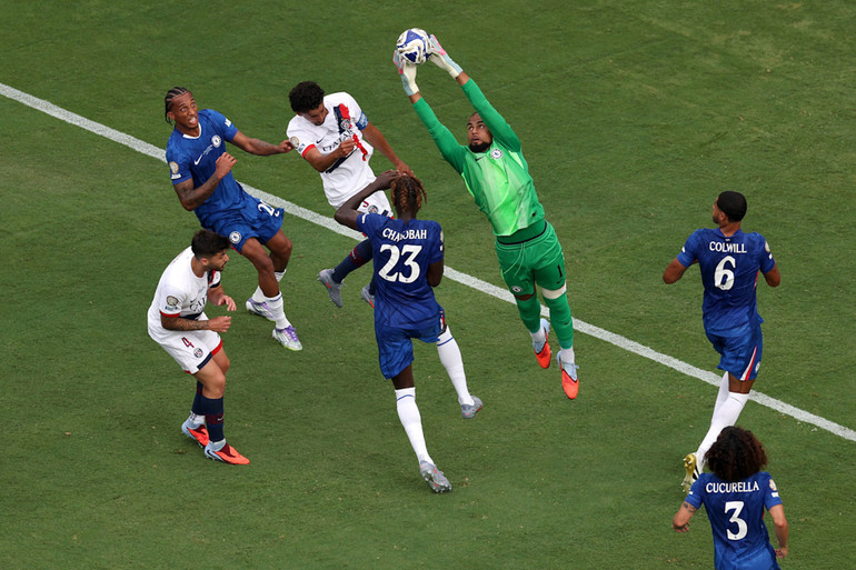 Thủ thành Robert Sanchez cứu nguy nhiều pha tấn công của PSG. (Ảnh: Chelsea FC) rob-sanchez-collects-cross-vs-psg.jpg