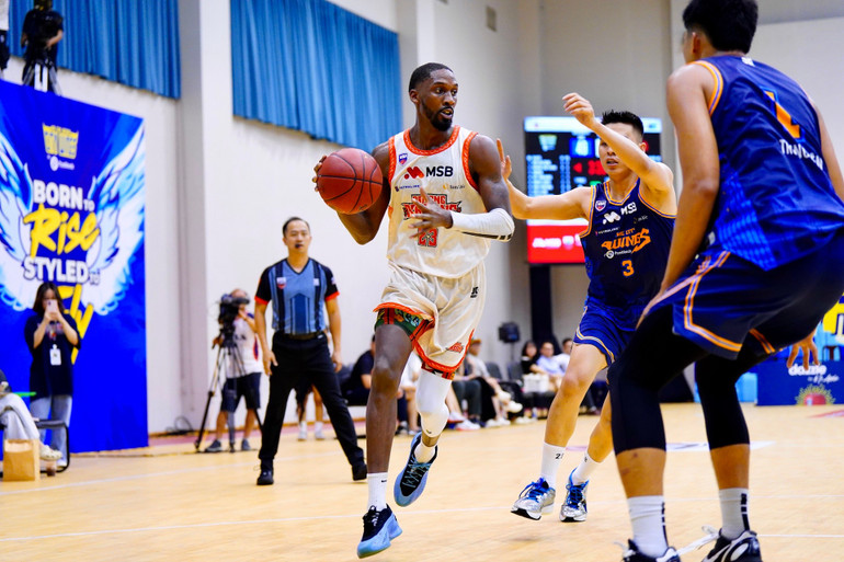 Timothy Simmons dẫn bóng đột phá khu vực hình thang Ho Chi Minh City Wings. (Ảnh: VBA) 3-timothy-simmons-dan-bong-dot-pha-khu-vuc-hinh-thang-ho-chi-minh-city-wings.jpg