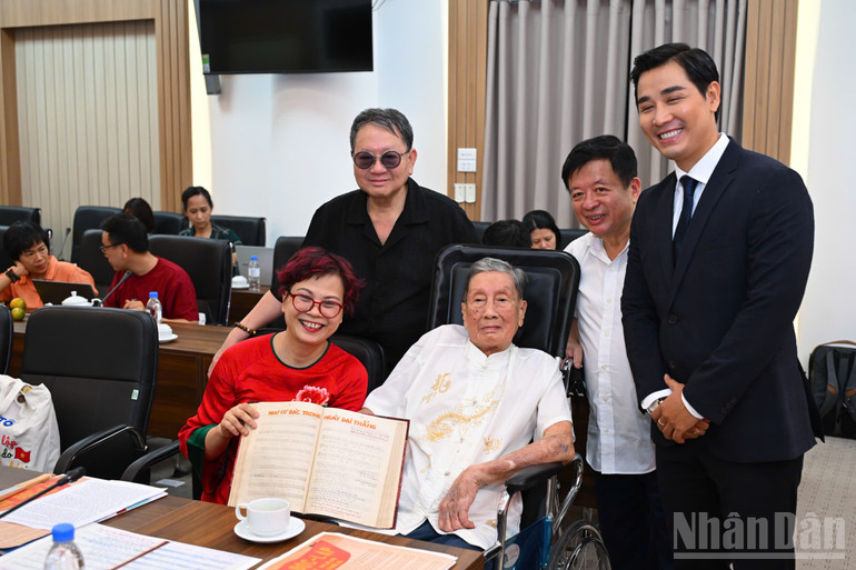 Os músicos Duc Trinh, Do Hong Quan e MC Nguyen Khang tiraram uma foto de lembrança com o músico Pham Tuyen e sua filha. ndo_br_z6957439638868-ebe53bf8e5cd0daed96e1a25cc745110.jpg