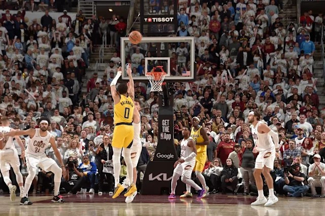 Cú ném giành chiến thắng trước đội bóng Cavaliers đứng số 1 miền đông. (Ảnh: NBA) image003.png