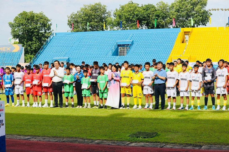 Đại diện lãnh đạo Thành phố Hồ Chí Minh và Ban tổ chức giải trao các phần quà cho cầu thủ người dân tộc ở các đội tham dự Vòng chung kết năm nay. image004.jpg