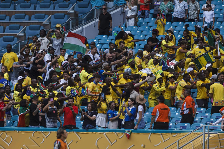 Người hâm mộ Sundowns tạo nên bầu không khí lễ hội. (Ảnh: CWC) 6.jpg