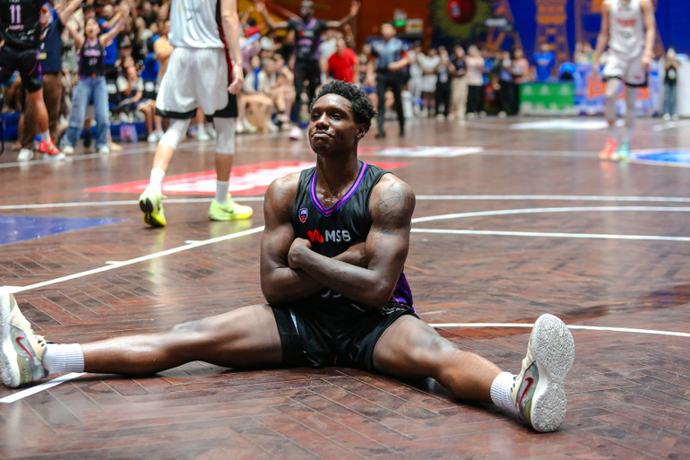 DaQuan Bracey sắm vai người hùng giúp Hanoi Buffaloes đoạt chiến thắng nghẹt thở. (Ảnh: VBA) 4-daquan-bracey-sam-vai-nguoi-hung-giup-hanoi-buffaloes-doat-chien-thang-nghet-tho.jpg