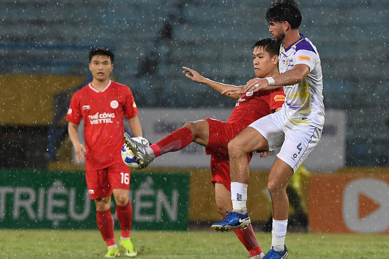 Thể Công Viettel có bàn vươn lên dẫn trước 1-0. (Ảnh: TRẦN HẢI) 424af72b7290c6ce9f81-copy.jpg