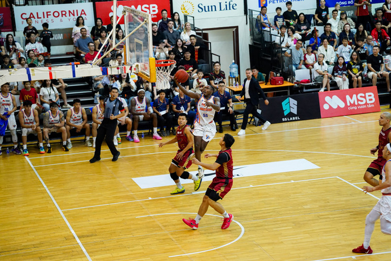 DaQuan Bracey bùng nổ giúp Hanoi Buffaloes đặt một tay vào chiến thắng. (Ảnh: VBA) 2-daquan-bracey-bung-no-o-hiep-3-giup-hanoi-buffaloes-dat-mot-tay-vao-chien-thang.jpg