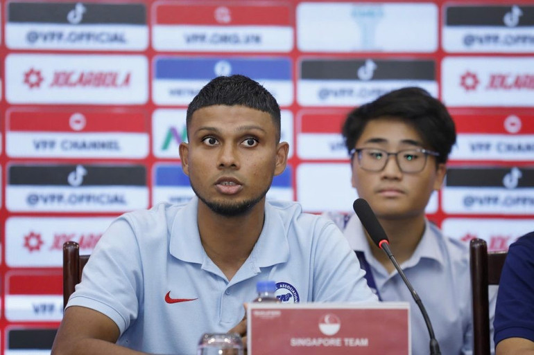 Huấn luyện viên trưởng U20 nữ Singapore Fazrul Nawaz phát biểu tại buổi họp báo. (Ảnh: VFF) z6875332066314-961a0ea9085f3b095c9ff79cc92ff024-e1754370268786.jpg