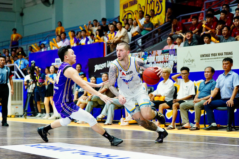 Dakota Zinser giúp City Wing vượt lên. (Ảnh: VBA) 2-dakota-zinser-dan-bong-dot-pha-tu-khu-vuc-canh.jpg