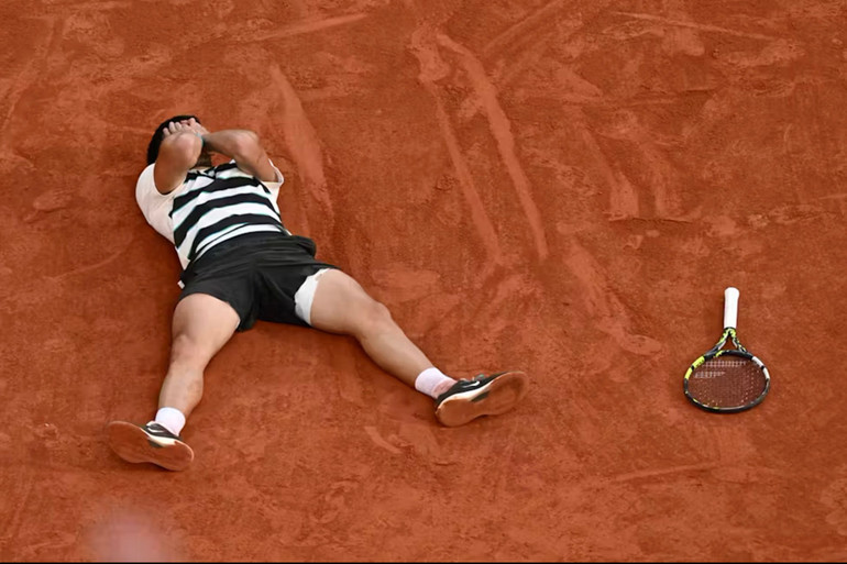 Cảm xúc vỡ òa của Carlos Alcaraz. (Ảnh: FFT) aexhlrh8wn-lv4uw-pb1-1184carlosalcarazfinalemessieursroland-garros2025-copy.jpg