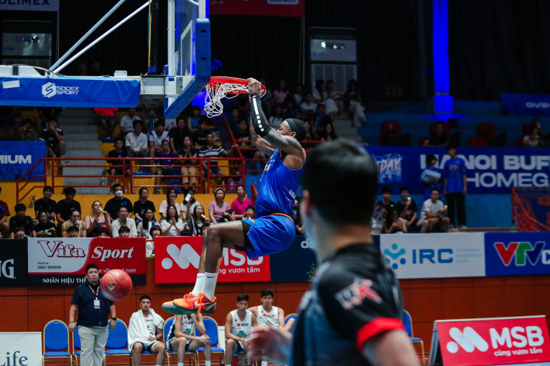 Hassan Thomas là Cầu thủ xuất sắc nhất trận. (Ảnh: VBA) 4-hassan-thomas-up-ro-ghi-diem-cho-hanoi-buffaloes.jpg