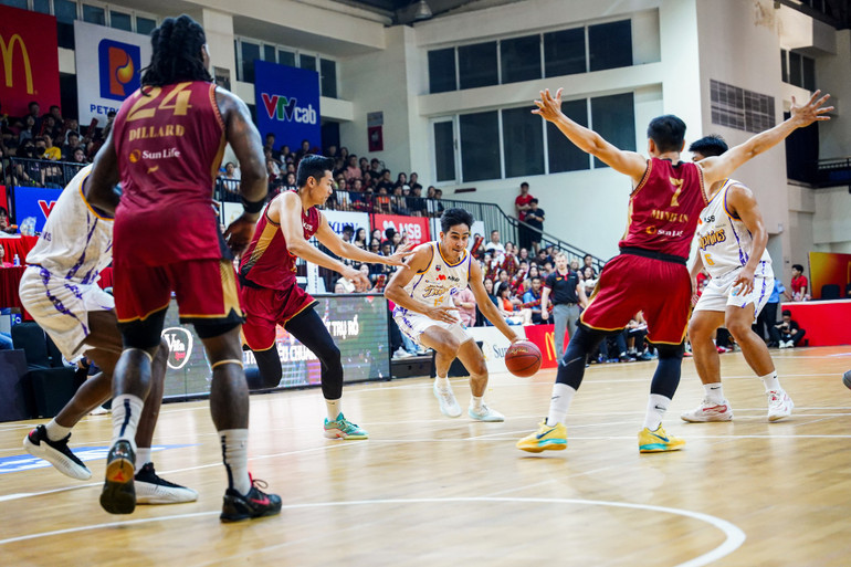 Sơn Minh Tâm dẫn bóng đột phá vào hàng thủ Saigon Heat. (Ảnh: VBA) 2son-minh-tam-dan-bong-dot-pha-vao-hang-thu-saigon-heat.jpg