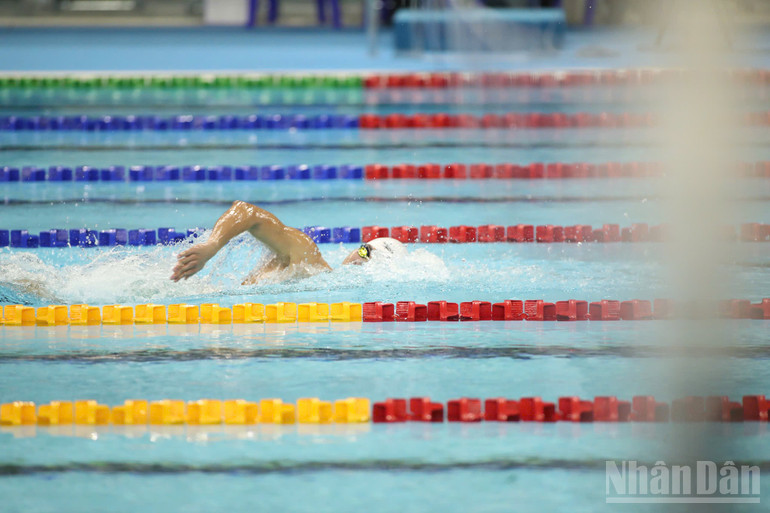 Tran Hung Nguyen sprintet auf der grünen Bahn. (Foto: MINH HOANG) ndo_br_2137405609227126958.jpg