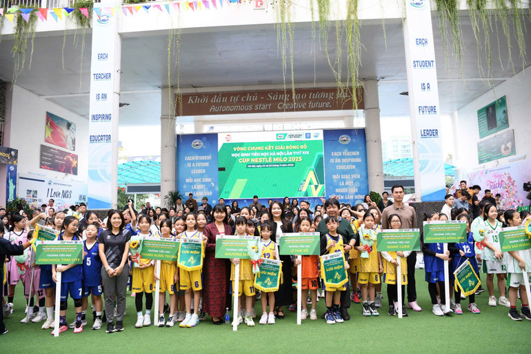 ผู้แทนมอบธงที่ระลึก ดอกไม้ และถ่ายรูปร่วมกับทีมฟุตบอล 2172704145400661204.jpg