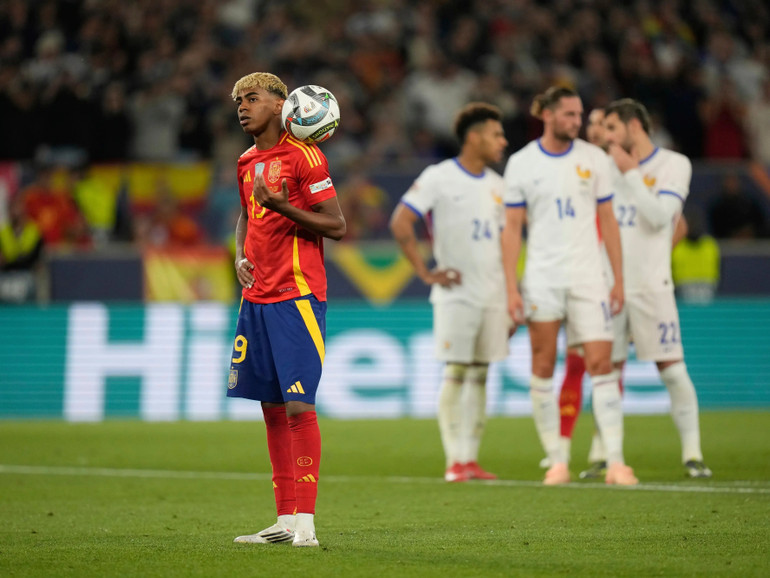 Yamal thi đấu bùng nổ trước đội tuyển Pháp trong hiệp 2. (Ảnh: Nations League) 2.jpg