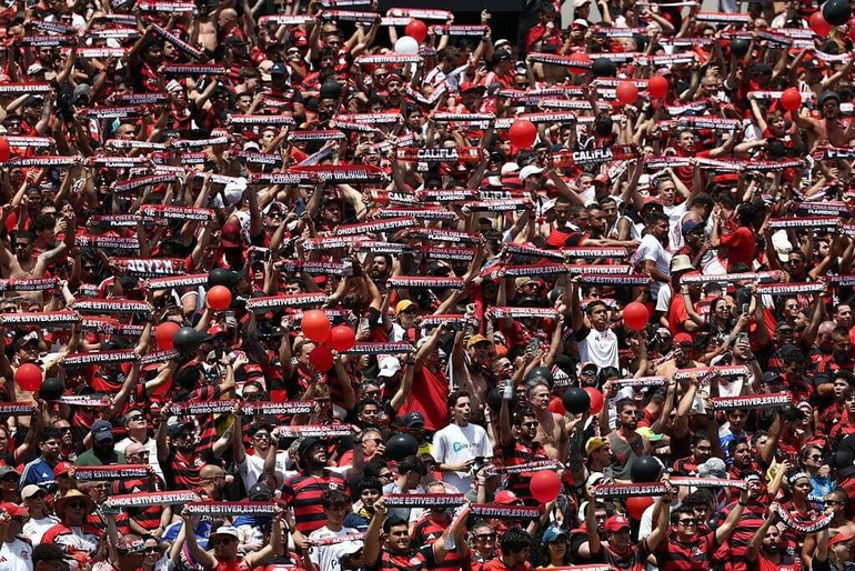 Người hâm mộ Flamengo hò reo phấn khích trong trận đấu với Chelsea. (Ảnh: CWC) 2.jpg