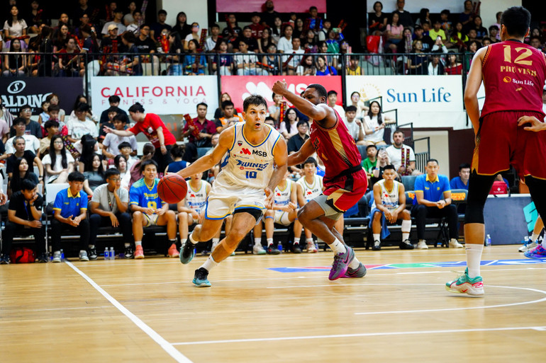 Yevgen Sakhniuk đối diện hai lớp phòng ngự từ Saigon Heat. (Ảnh: VBA) 2-yevgen-sakhniuk-thuong-xuyen-doi-dien-voi-2-lop-phong-ngu-tu-saigon-heat.jpg
