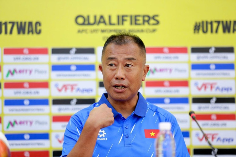 Trener Okiyama Masahiko delte dette på pressekonferansen. (Foto: VFF) img-1533-e1760251537602.jpg