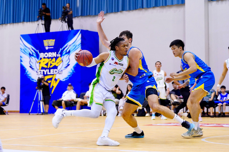 Malek Green tấn công vị trí Yevgen Sakhniuk của Ho Chi Minh City Wings. (Ảnh: VBA) 4-malek-green-tan-cong-vi-tri-yevgen-sakhniuk-cua-ho-chi-minh-city-wings.jpg