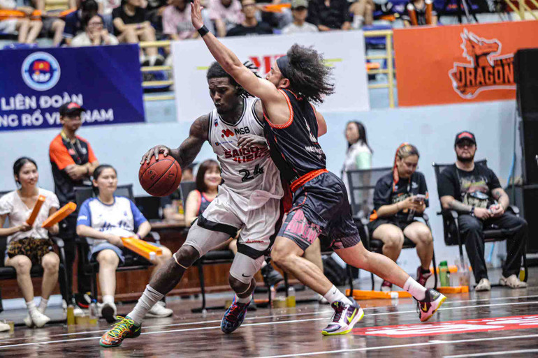 Davon Dillard đột phá tìm cơ hội săn điểm cho Saigon Heat. (Ảnh: VBA) 2-davon-dillard-dot-pha-tim-co-hoi-san-diem-cho-saigon-heat.jpg