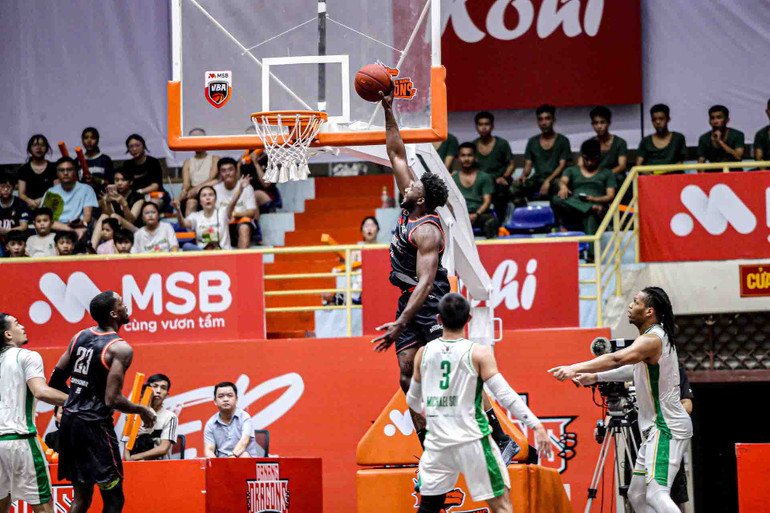 Karachi Edo úp rổ ghi điểm cho Danang Dragons. (Ảnh: VBA) 3-karachi-edo-up-ro-ghi-diem-cho-danang-dragons.jpg