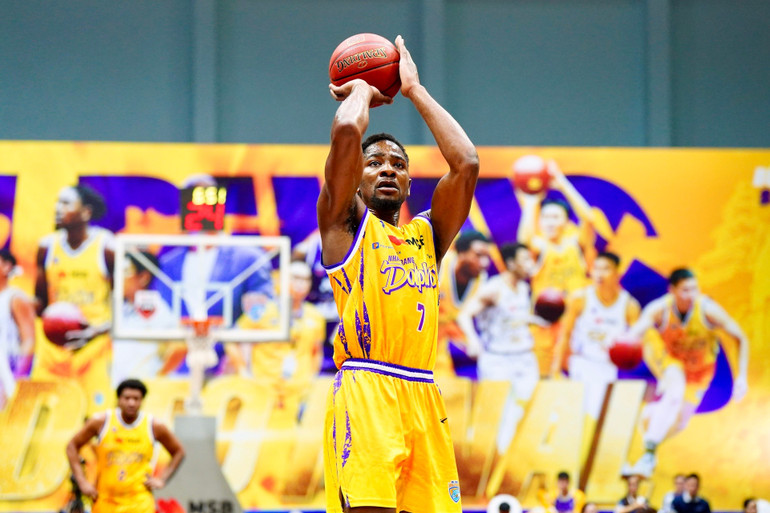 Mykal Jenkins tỏa sáng giúp Nha Trang Dolphins thắng thuyết phục. (Ảnh: VBA) 3-mykal-jenkins-the-hien-phong-do-an-tuong-giup-nha-trang-dolphins-doat-chien-thang-thuyet-phuc.jpg