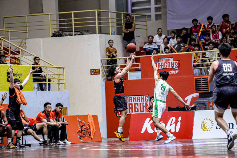 Kyan Washington lập công ở vạch ba điểm. (Ảnh: VBA) 2-kyan-washington-lap-cong-o-vach-3-diem-giup-danang-dragons-tao-the-tran-nhinh-hon.jpg