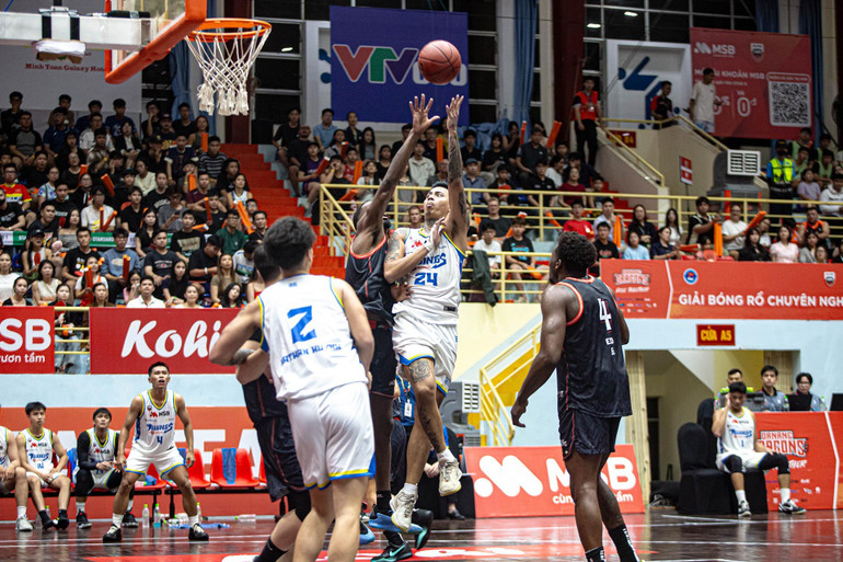 Kobe Pableo tấn công khu vực cận rổ của Danang Dragons. (Ảnh: VBA) kobe-pableo-tan-cong-khu-vuc-can-ro-cua-danang-dragons-copy.jpg