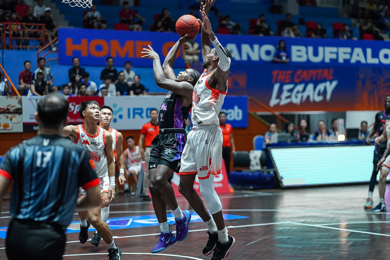 DaQuan Bracey đột phá khu vực dưới rổ. (Ảnh: VBA) 2-vba.jpg