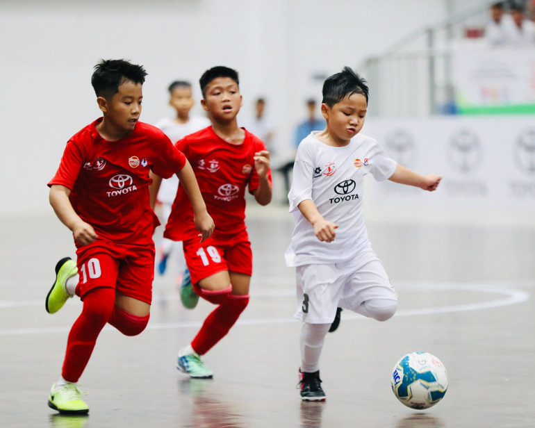 Chủ nhà U9 Long An Tây Ninh (trắng) bước trận đấu khai mạc với U9 Công an Hà Nội. anh-5.jpg