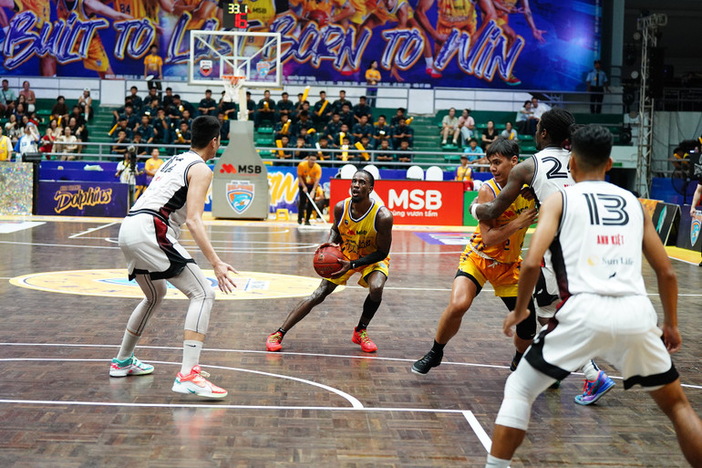 Jaylyn Richardson nhiều lần bung sức giúp Nha Trang Dolphins chiếm lợi thế dẫn điểm. (Ảnh: VBA) jaylyn-richardson-nhieu-lan-bung-suc-giup-nha-trang-dolphins-chiem-loi-the-dan-diem-copy.jpg
