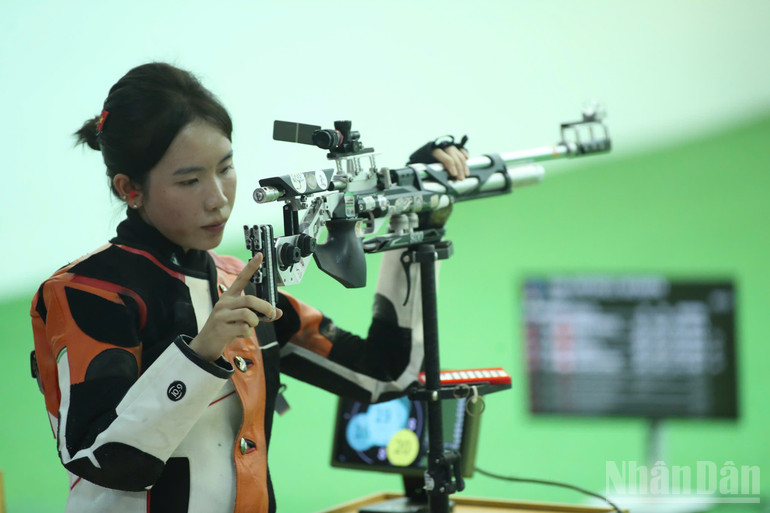 Le Thi Mong Tuyen tävlar i skyttetävlingen. (Foto: HOANG MINH) ndo_br_2903962820313241065.jpg
