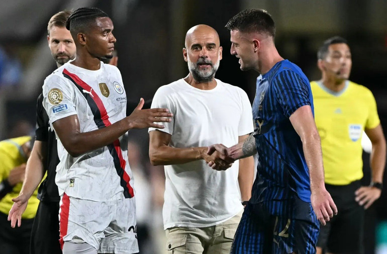 Milinkovic-Savic bắt tay Pep sau khi kết thúc trận đấu. (Ảnh: CWC) 5.jpg