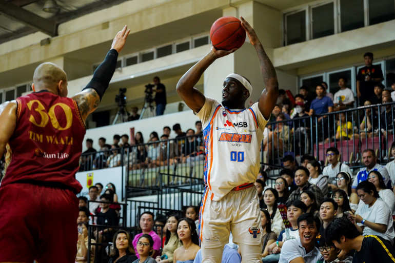 Tamyrik Fields gây ra nhiều khó khăn cho Saigon Heat. (Ảnh: VBA) 3-tamyrik-fields-gay-ra-nhieu-kho-khan-cho-saigon-heat-khi-co-the-nem-xa.jpg