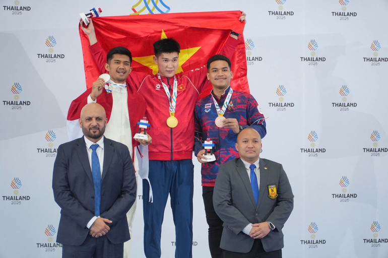 Nguyen Thanh Truong firar sin guldmedalj med sina tävlande. 1203803789274967351.jpg