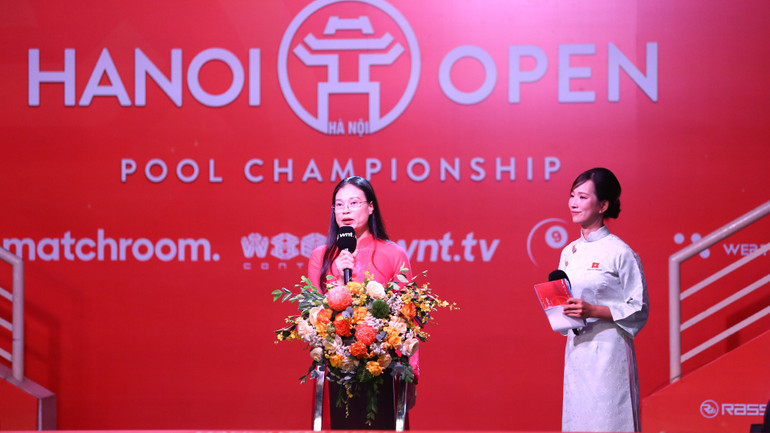 Bach Lien Huong, directeur van de afdeling Cultuur en Sport in Hanoi, sprak tijdens de openingsceremonie. 394a7044.jpg
