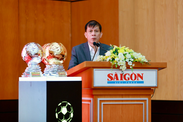 Journalist Nguyen Khac Van, waarnemend hoofdredacteur van de krant Saigon Giai Phong en hoofd van het organisatiecomité van de prijs, sprak. (Foto: BTC) z7194007975591-10f75577dc23e03d1990670dca399663-7121-9646jpg.jpg