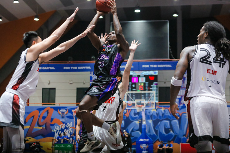 DaQuan Bracey dứt điểm trên không giữa vòng vây các cầu thủ Saigon Heat. (Ảnh: VBA) 3-daquan-bracey-dut-diem-tren-khong-giua-vong-vay-cac-cau-thu-saigon-heat.jpg