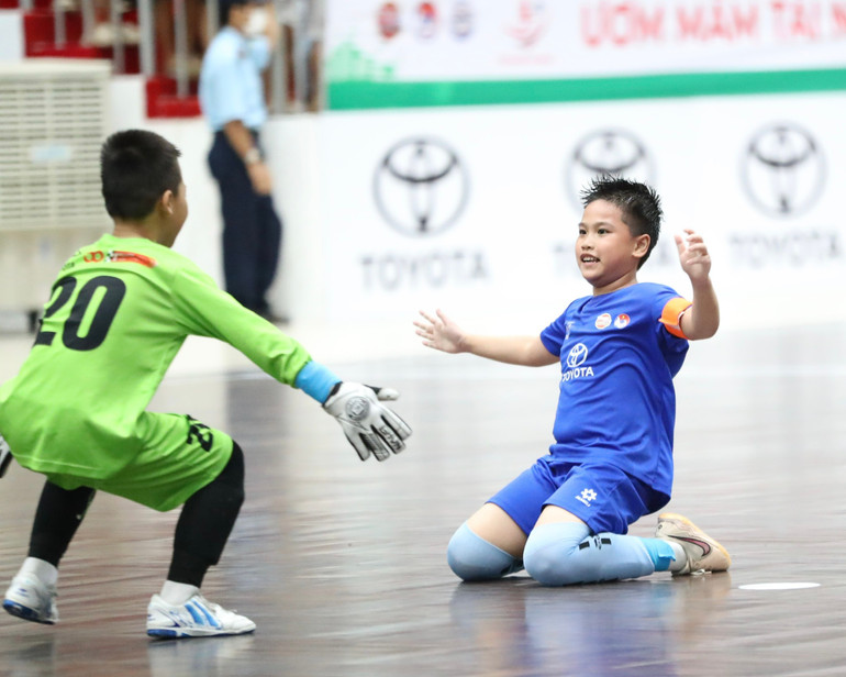 Đội trưởng Hà Sơn Bình ghi bàn mở tỷ số 1-0 cho U9 Việt Hùng Thanh Hoá. 01.jpg