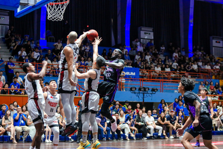 DaQuan Bracey sắm vai người hùng giúp Hanoi Buffaloes đoạt chiến thắng nghẹt thở. (Ảnh: VBA) 1-trung-phong-tamyrik-fields-dot-pha-vao-vong-vay-cac-cau-thu-saigon-heat.jpg